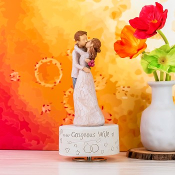 Music Box Gift for Wife Figurine, Husband and Wife Kiss Figure Sculpted Hand-Painted Collectible Birthday Mother Day Christmas Anniversary Musical Box Play Can't Help Falling in Love